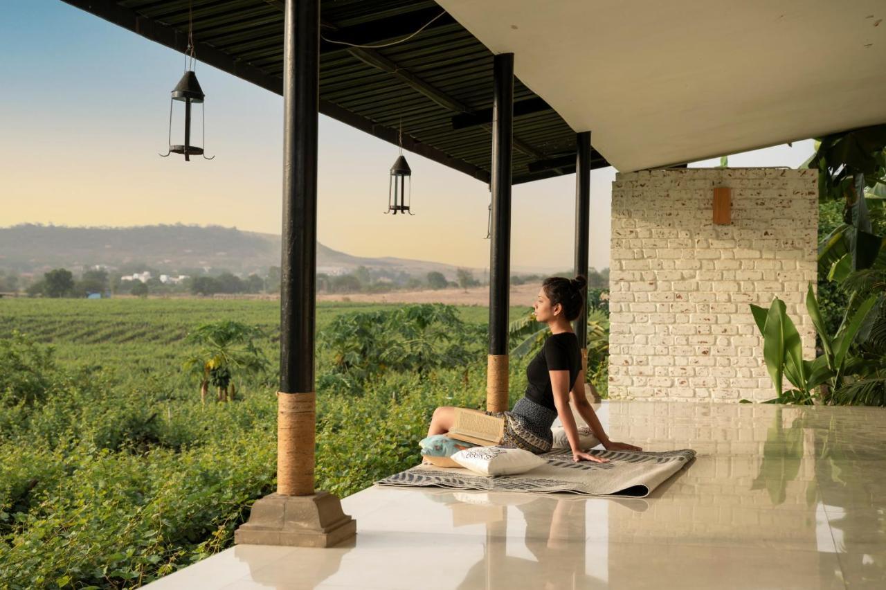 Saffronstays Onellaa, Nashik - Infinity Pool Villa Surrounded By A Vineyard Exterior photo